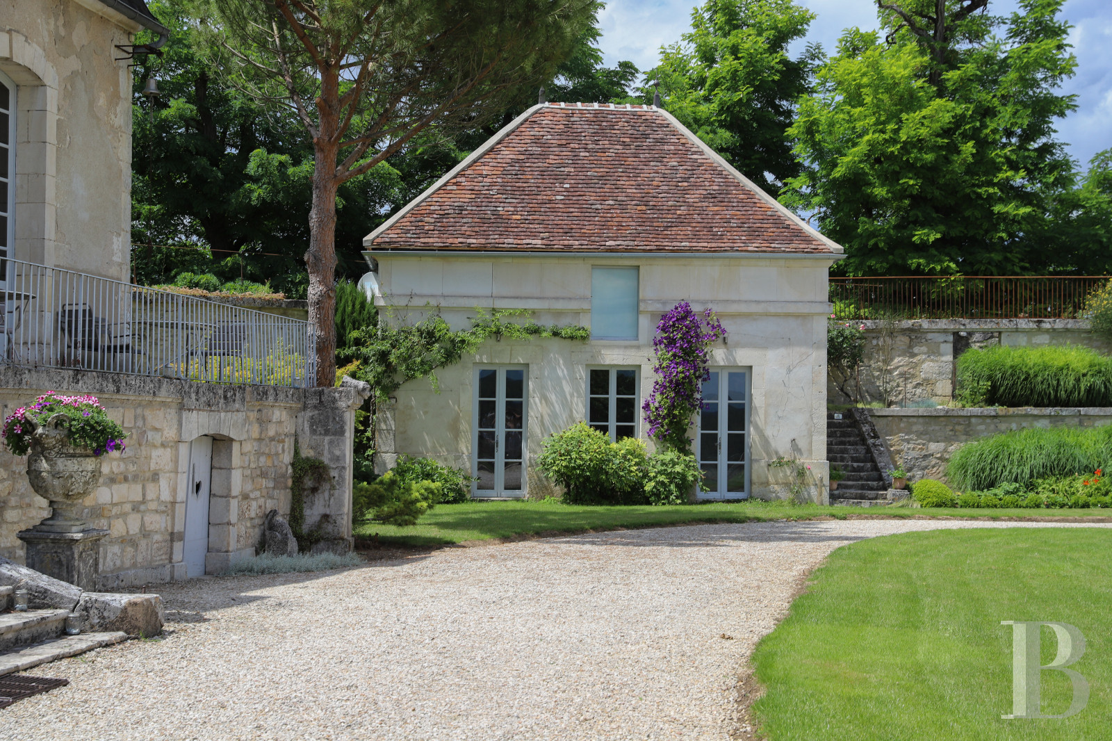 En Bourgogne, non loin de Vézelay, un château en bord de falaise surplombant l’Yonne - photo  n°8